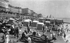 The-beach-at-Carlisle-Parade.-1920.
